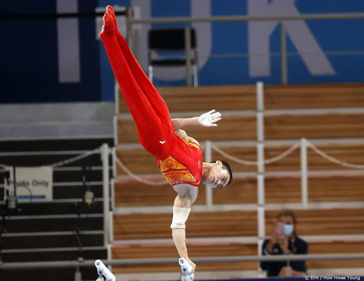 chinese turner zou pakt olympische titel op brug