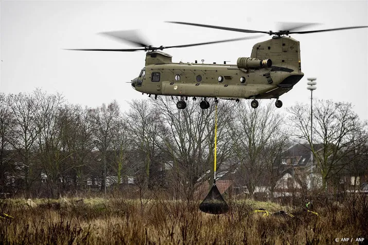 chinooks weer begonnen met droppen van stenen in kapotte dam