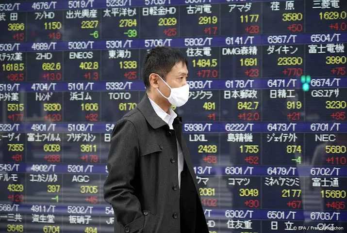 chipbedrijven onder druk in licht lagere nikkei