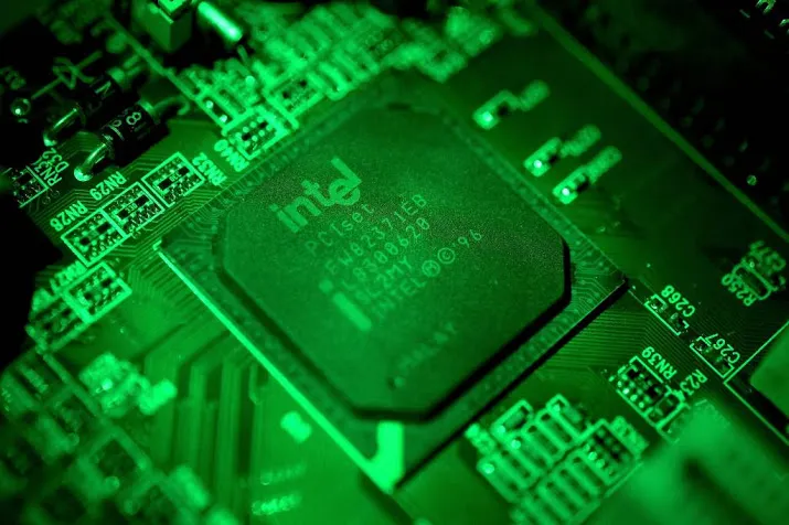 chipgigant intel onderzoekt overnames