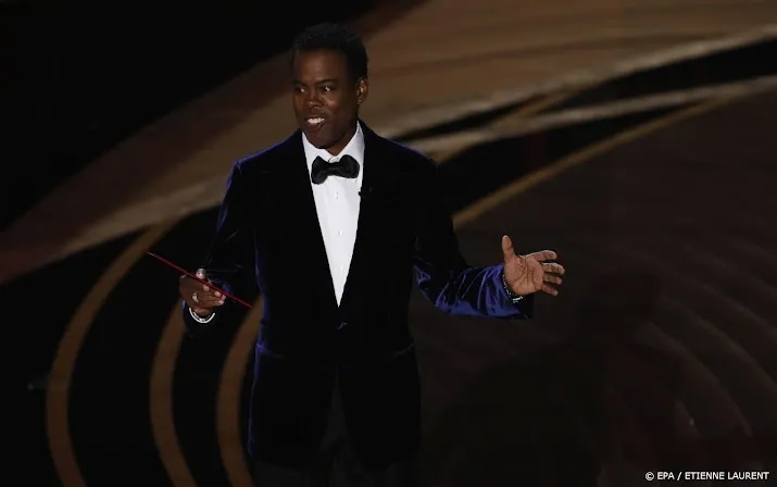 chris rock krijgt staande ovatie bij eerste optreden sinds oscars