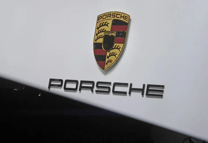circa 60 000 porsches terug naar garage