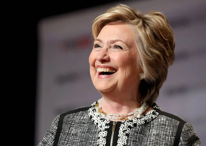 clinton verrast grammys met trump parodie