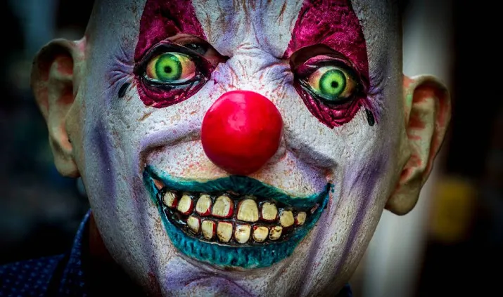 clown valt kinderen lastig bij speelplaats