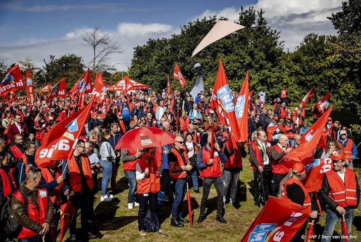 cnv eist bij nieuwe caos minimaal 5 procent hoger salaris