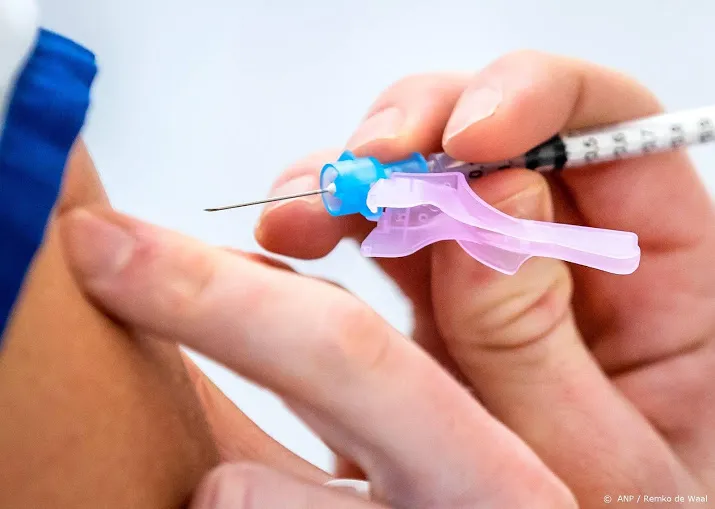 cnv wil harde toezeggingen over testen en vaccinaties leraren