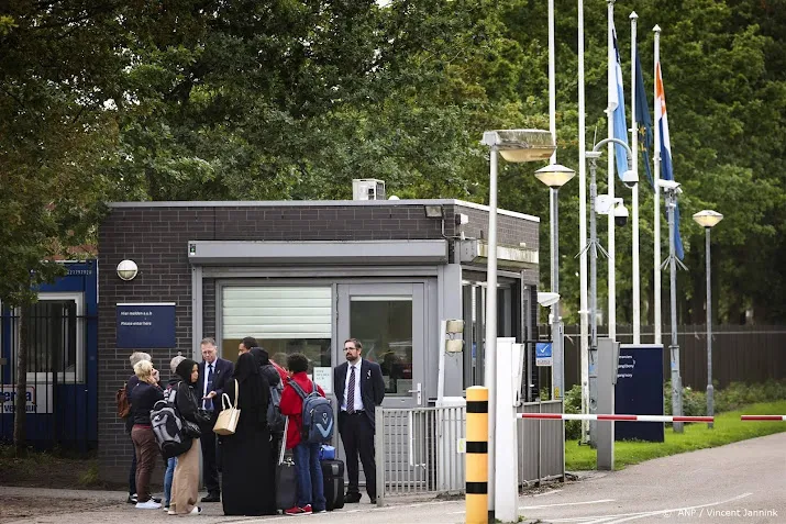coa al wekenlang slapen er asielzoekers op stoelen in ter apel