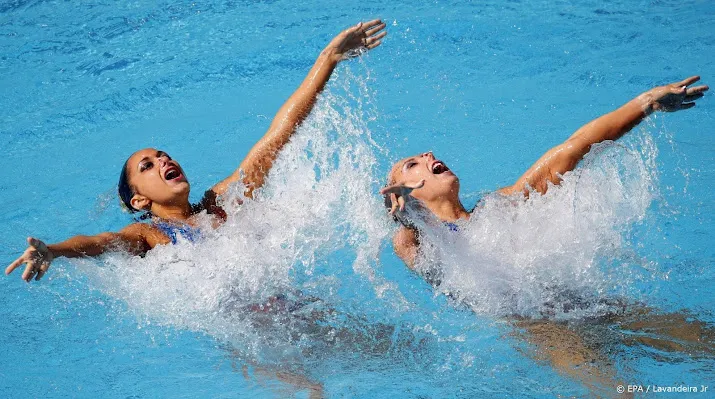 coach redt bewusteloze synchroonzwemster op wk