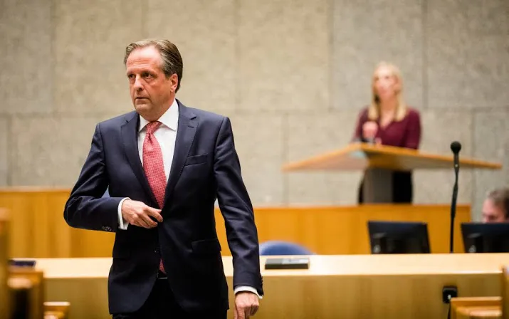 coalitie schiet omroep alsnog te hulp