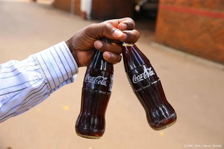 coca cola verkoopt iets meer frisdrank maar maakt minder winst