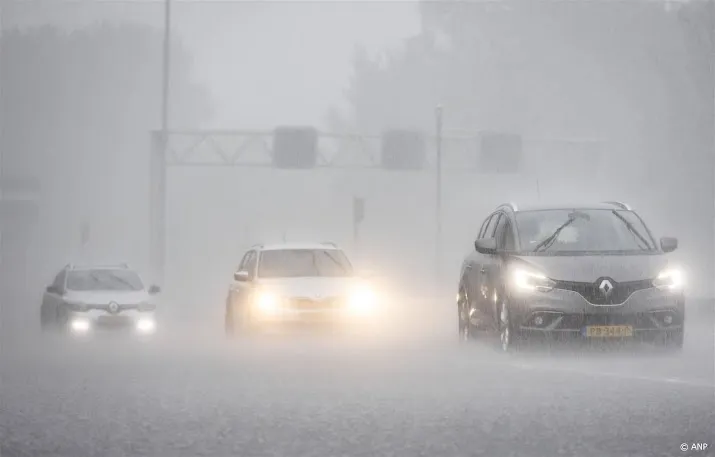 code geel in oosten en zuiden om onweersbuien met veel regen