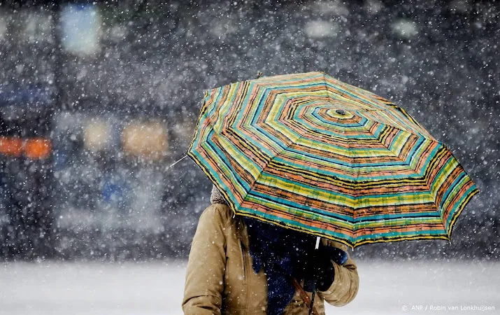 code geel in westen van het land om gladheid door winterse buien