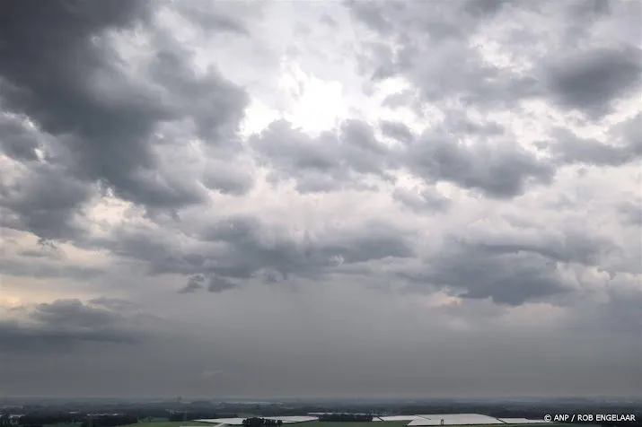 code geel om onweer op pinkstermaandag ook dinsdag hevige buien