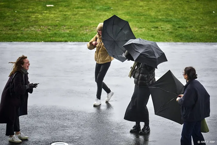 code geel om zware windstoten in hele land