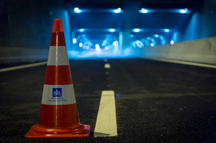 coentunnel dicht door geschaarde vrachtwagen