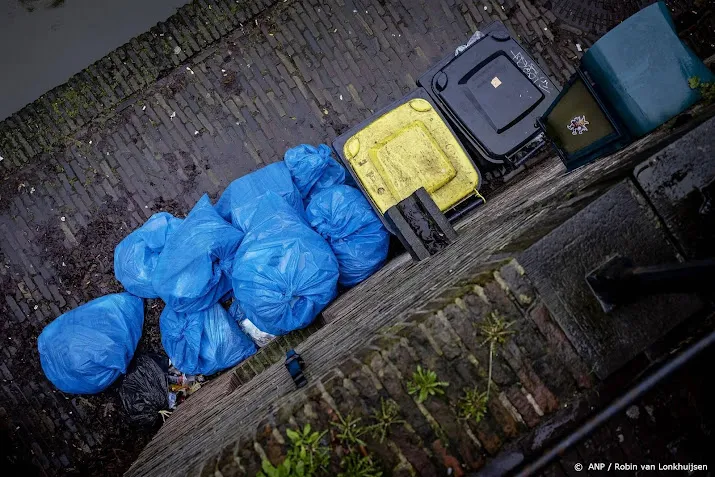 collegas helpen stadsreinigers rotterdam na staking met ophalen