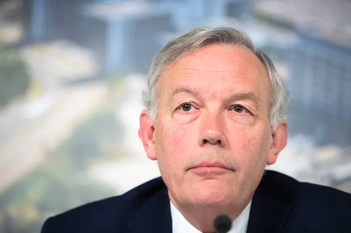 commissievoorzitter neemt het op voor nijhuis