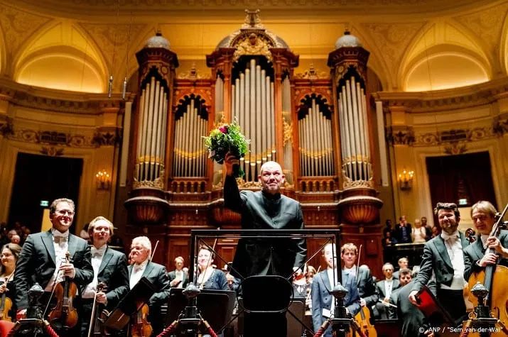 concertgebouw meer bezoekers en ruim podium vrouwelijke musici