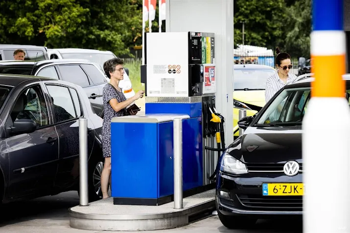 consument volgens onderzoek dupe van trage prijsdaling aan pomp