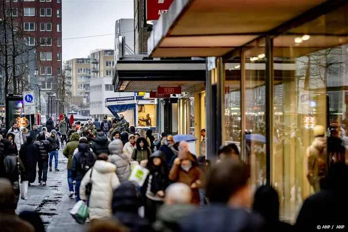 consumenten besteden iets meer aan diensten en goederen