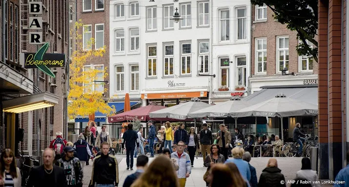 consumenten geven meer uit aan diensten minder aan goederen