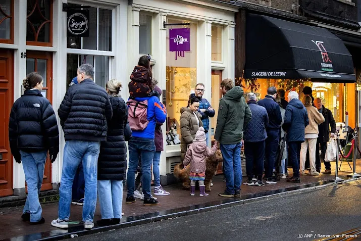 consumenten in februari opnieuw minder negatief