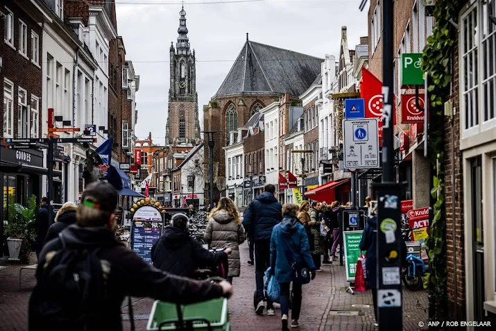 consumenten kopen minder goederen en besteden minder aan diensten
