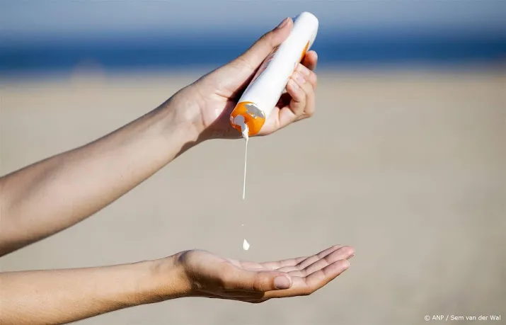 consumentenbond raadt drie zonnebrandcremes af om te lage factor