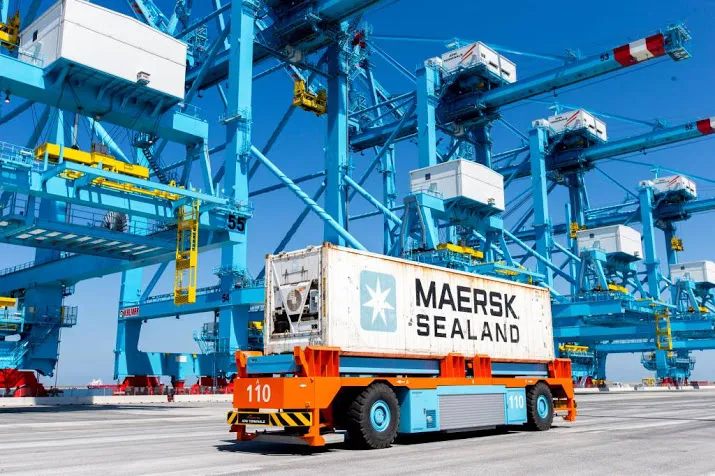 containerreus maersk in rustiger vaarwater