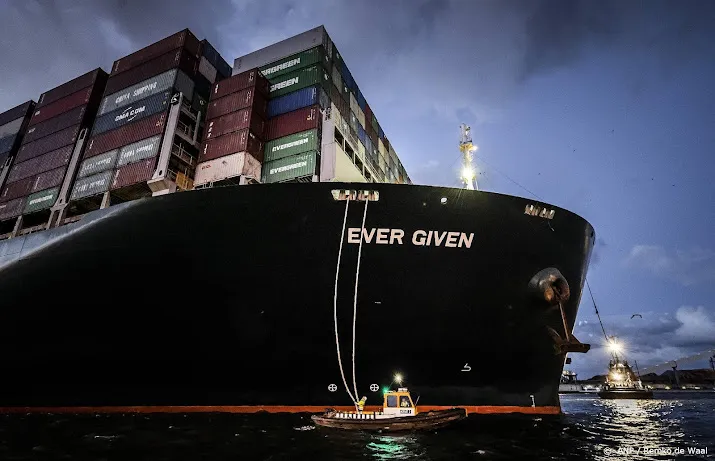 containerschip ever given aangekomen bij rotterdamse haven
