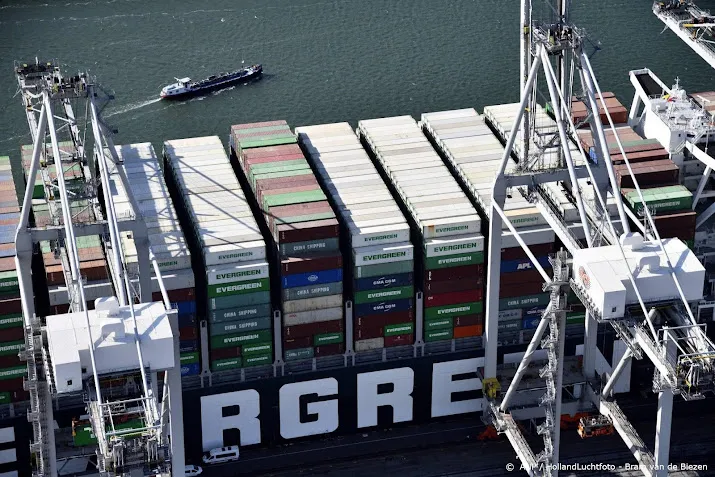 containerschip ever given nu wel veilig door suezkanaal