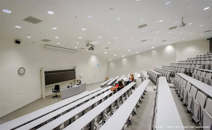 controle bij ingangen universiteitsgebouwen in centrum groningen