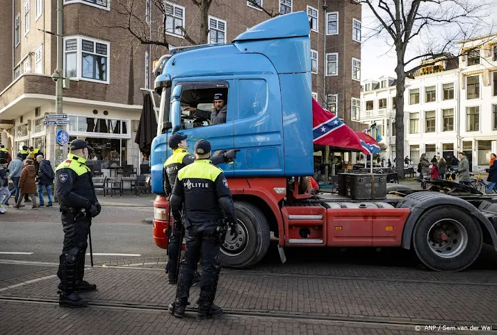 convoy deelnemers bij ado stadion mogen centrum den haag in