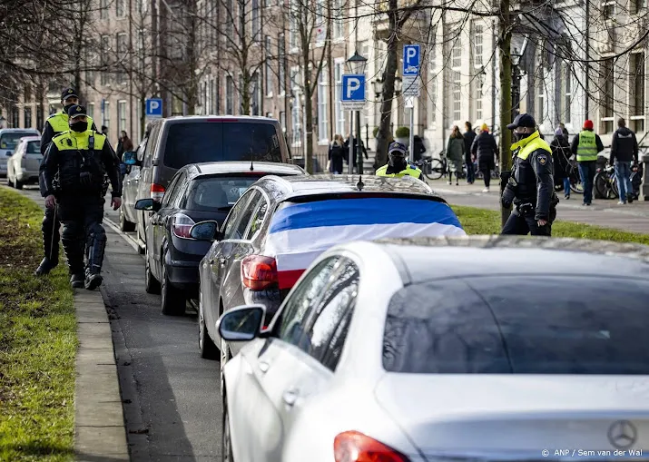 convoy demonstranten rijden weg bij buitenhof
