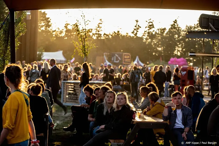 corona slaat diepe krater in festivallandschap