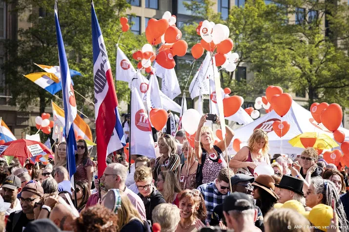 coronademonstratie vertrokken van dam voor route door centrum