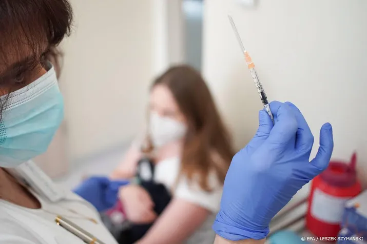 coronaprik heeft meeste effect voor kind met aandoening zegt cbg