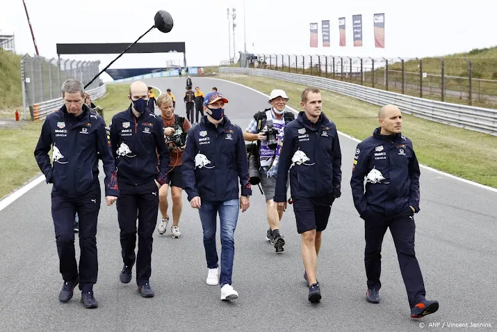 coureurs arriveren voor wandeling over circuit zandvoort