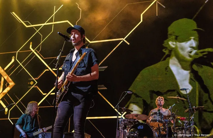 crowded house en kensington op concert at sea