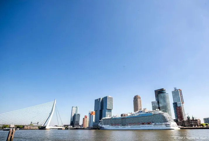 cruiseschip regal princess aangemeerd in rotterdam