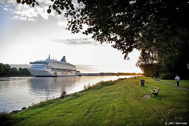 cruiseschip voor opvang asielzoekers aangekomen in velsen noord