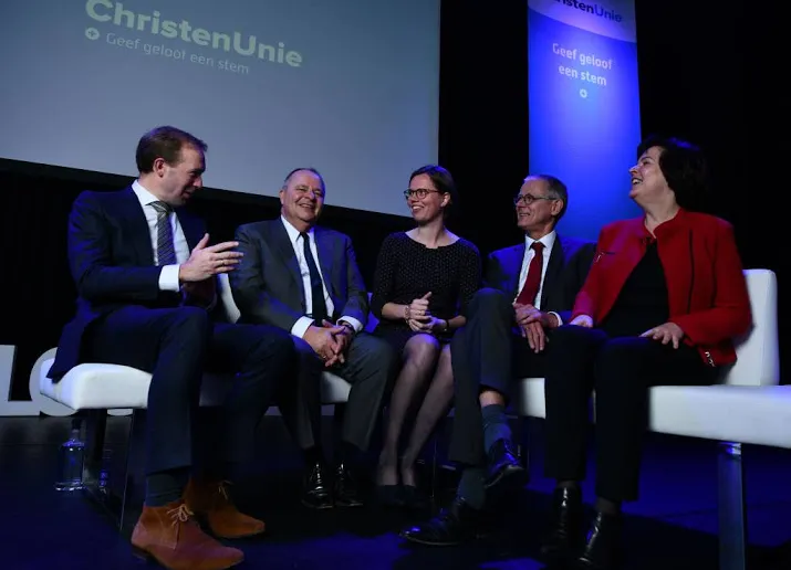 cu dringt aan op uitzetstop geworteld kind