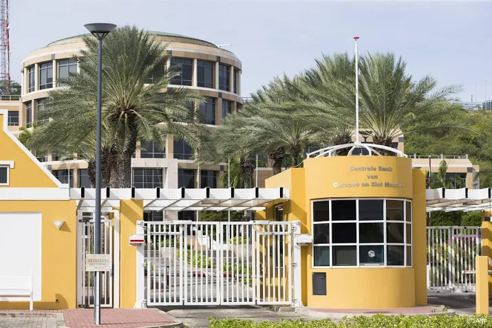 curacaose minister van financien ruziet met centrale bank om cent