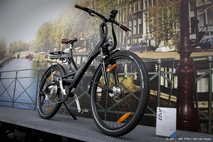 curator failliete e brommerfabrikant praat met geinteresseerden