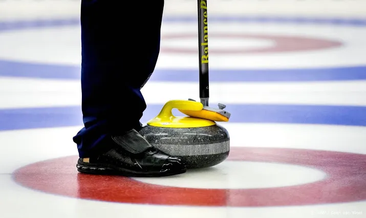 curlingmannen verliezen eerste wedstrijd op wk in canada