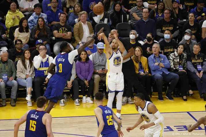 curry helpt basketballers warriors langs nuggets