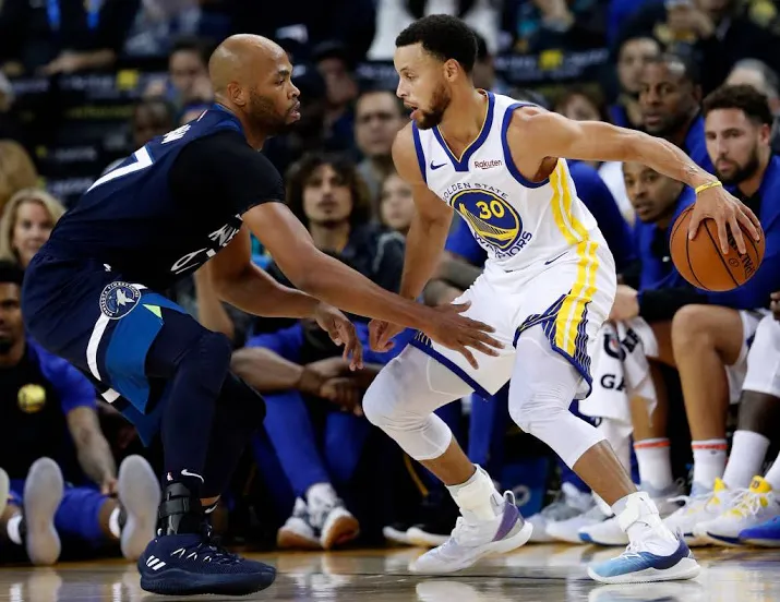 curry helpt warriors langs thunder