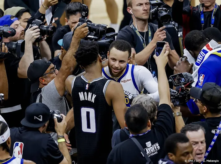 curry leidt basketballers warriors naar tweede ronde play offs