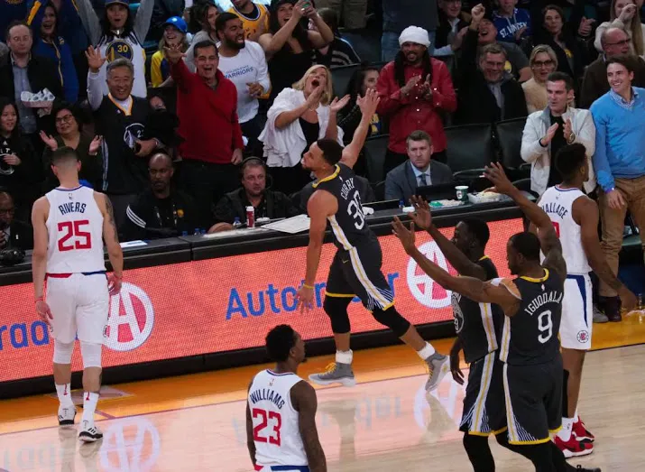 curry leidt warriors langs clippers