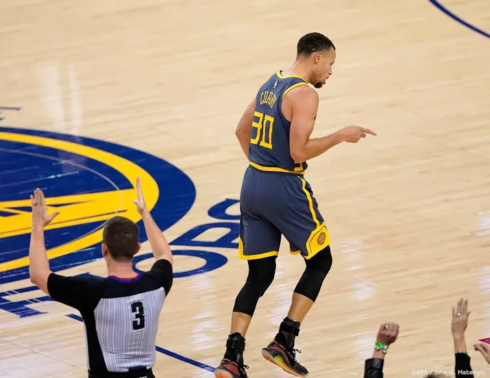 curry slaat toe voor warriors in slotseconde